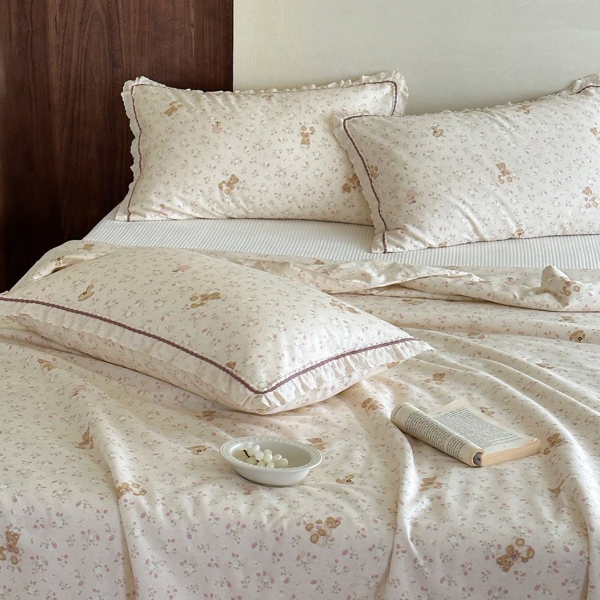 91家纺网 家纺一手货源 找家纺 一加一 2026新款全棉活性印花立体花边大豆夏被夏凉被空调被四件套 杏仁小熊仔