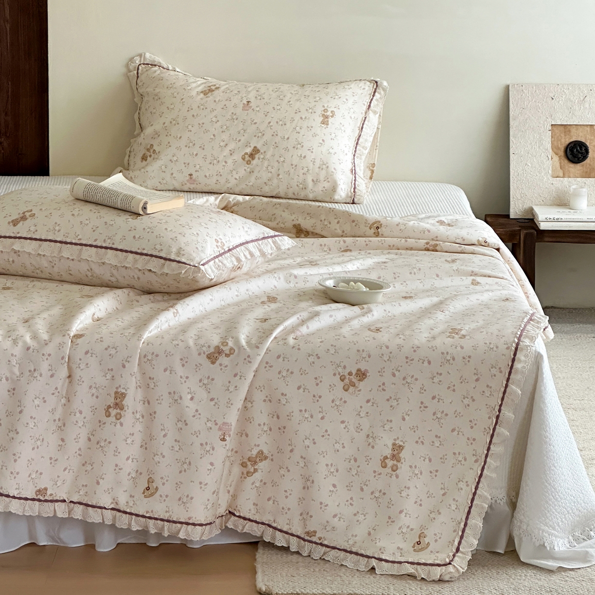 91家纺网 家纺一手货源 找家纺 一加一 2026新款全棉活性印花立体花边大豆夏被夏凉被空调被四件套 杏仁小熊仔