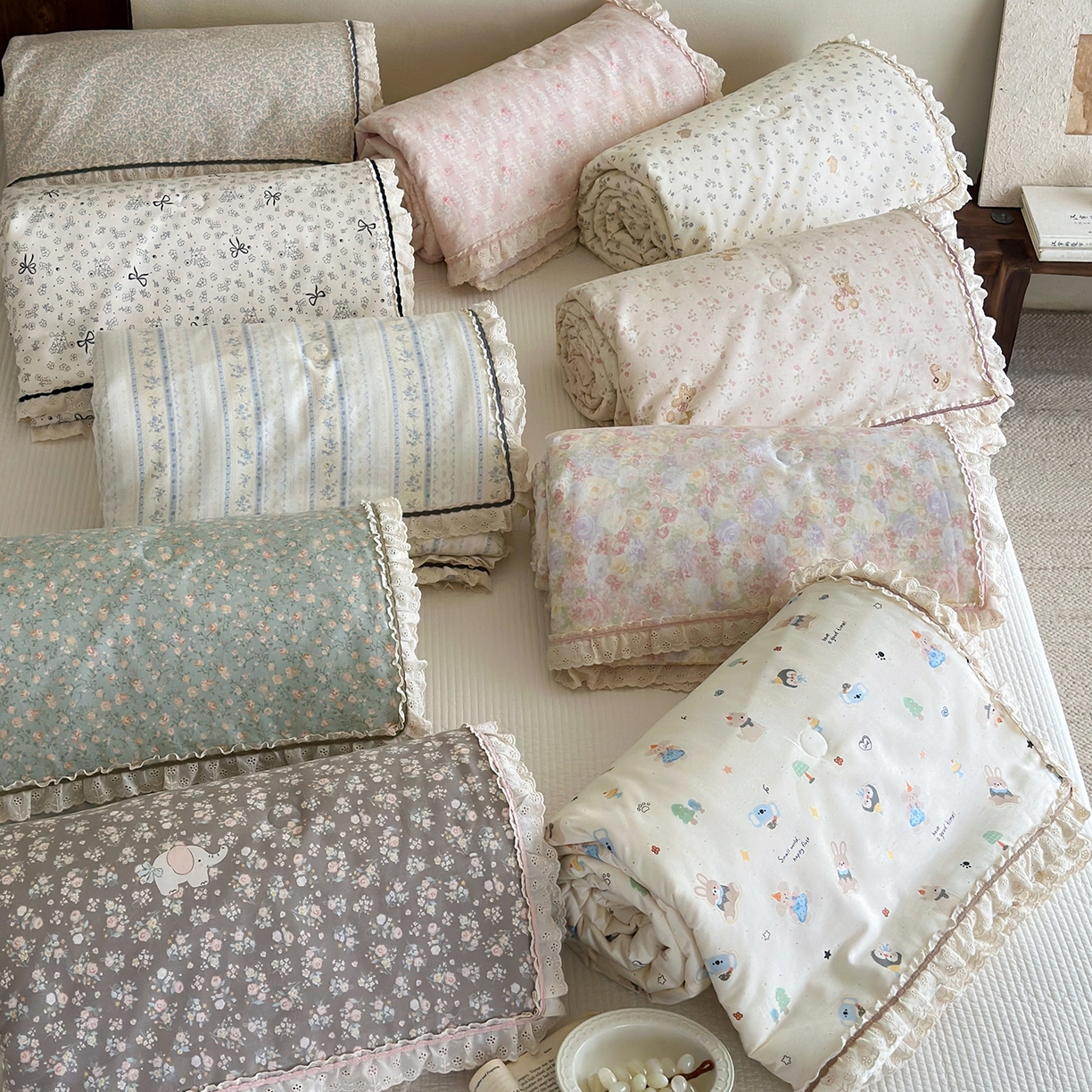 91家纺网 家纺一手货源 找家纺 一加一 2026新款全棉活性印花立体花边大豆夏被夏凉被空调被四件套 组合图仅供展示不可下单