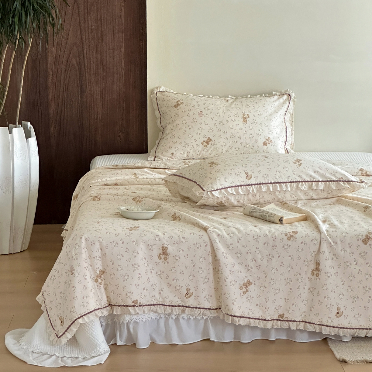 91家纺网 家纺一手货源 找家纺 一加一 2026新款全棉活性印花立体花边大豆夏被夏凉被空调被四件套 杏仁小熊仔