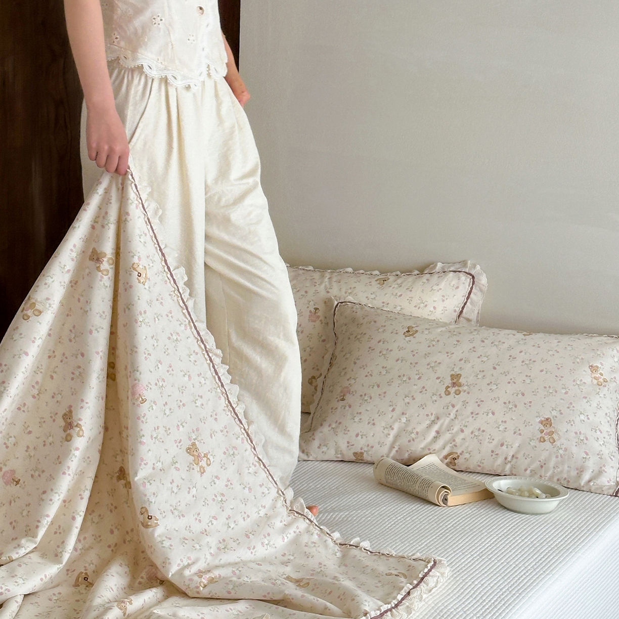 91家纺网 家纺一手货源 找家纺 一加一 2026新款全棉活性印花立体花边大豆夏被夏凉被空调被四件套 杏仁小熊仔