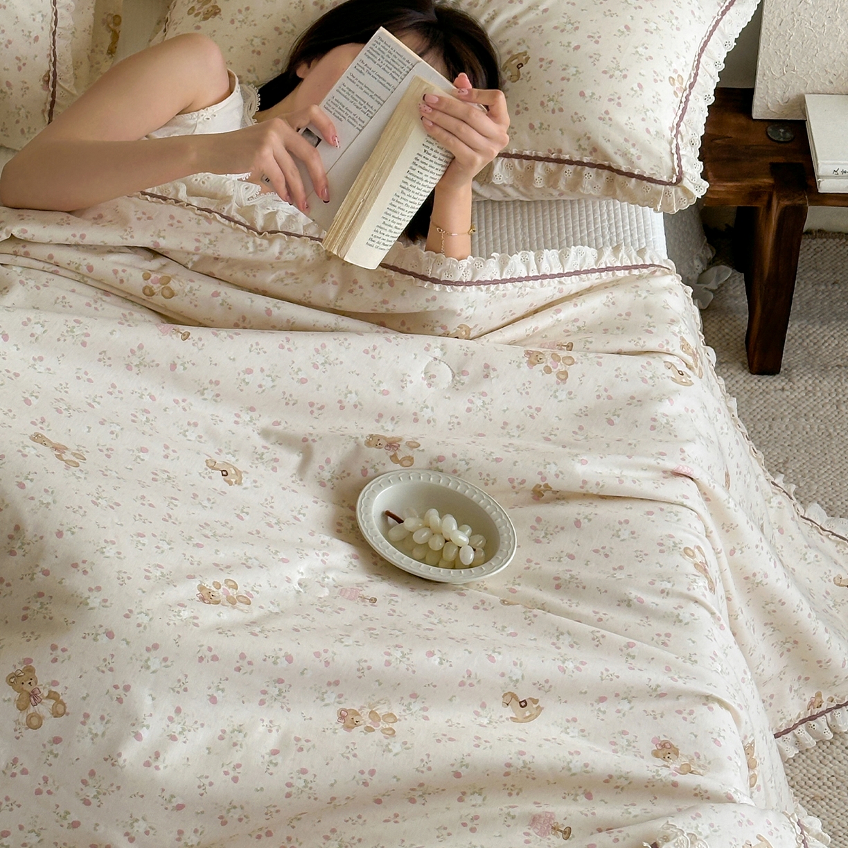 91家纺网 家纺一手货源 找家纺 一加一 2026新款全棉活性印花立体花边大豆夏被夏凉被空调被四件套 杏仁小熊仔