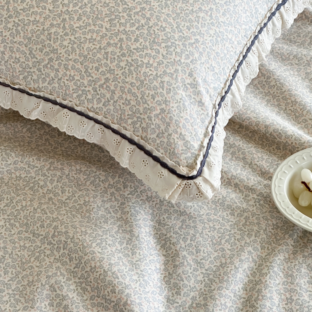 91家纺网 家纺一手货源 找家纺 一加一 2026新款全棉活性印花立体花边大豆夏被夏凉被空调被四件套 浅星纱