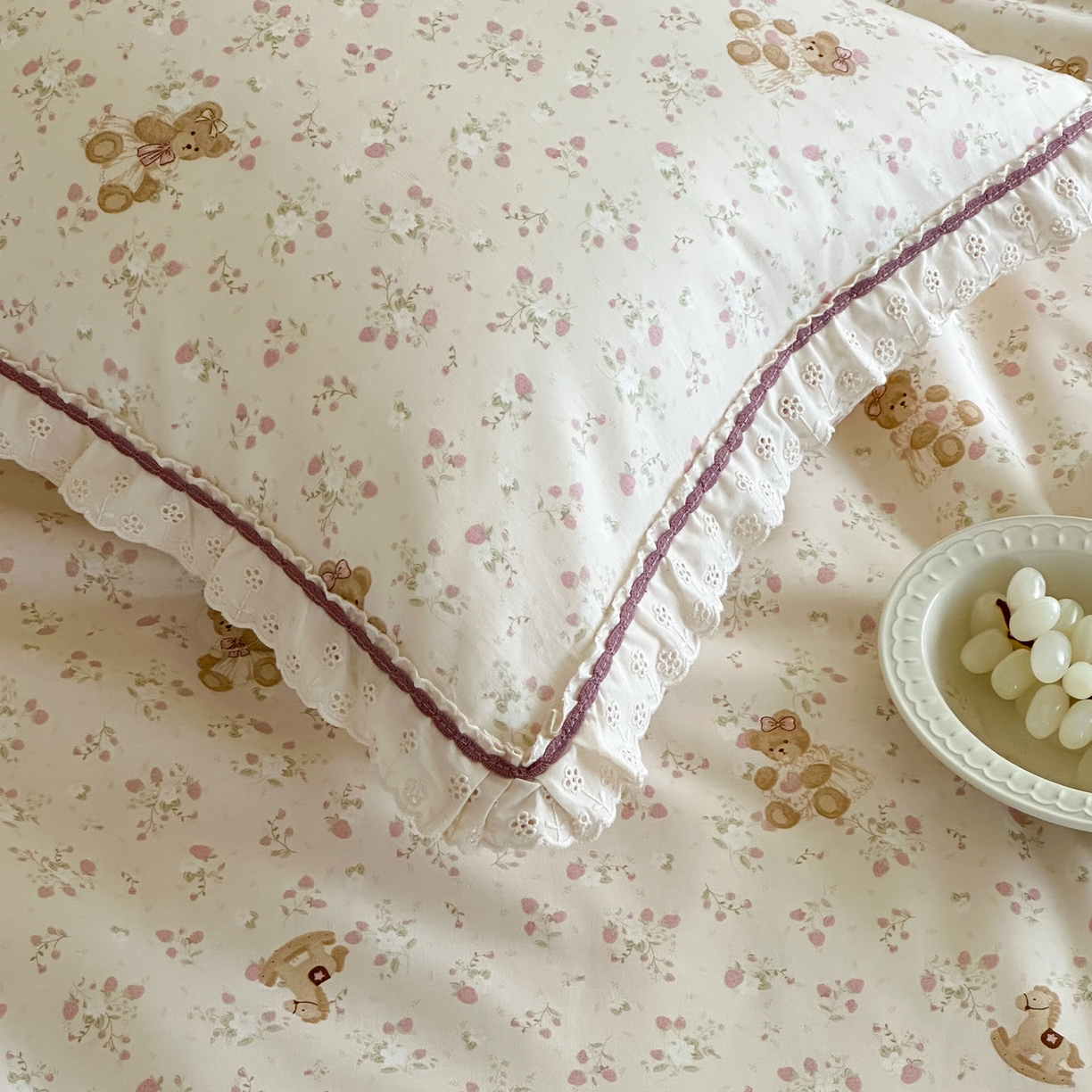 91家纺网 家纺一手货源 找家纺 一加一 2026新款全棉活性印花立体花边大豆夏被夏凉被空调被四件套 杏仁小熊仔