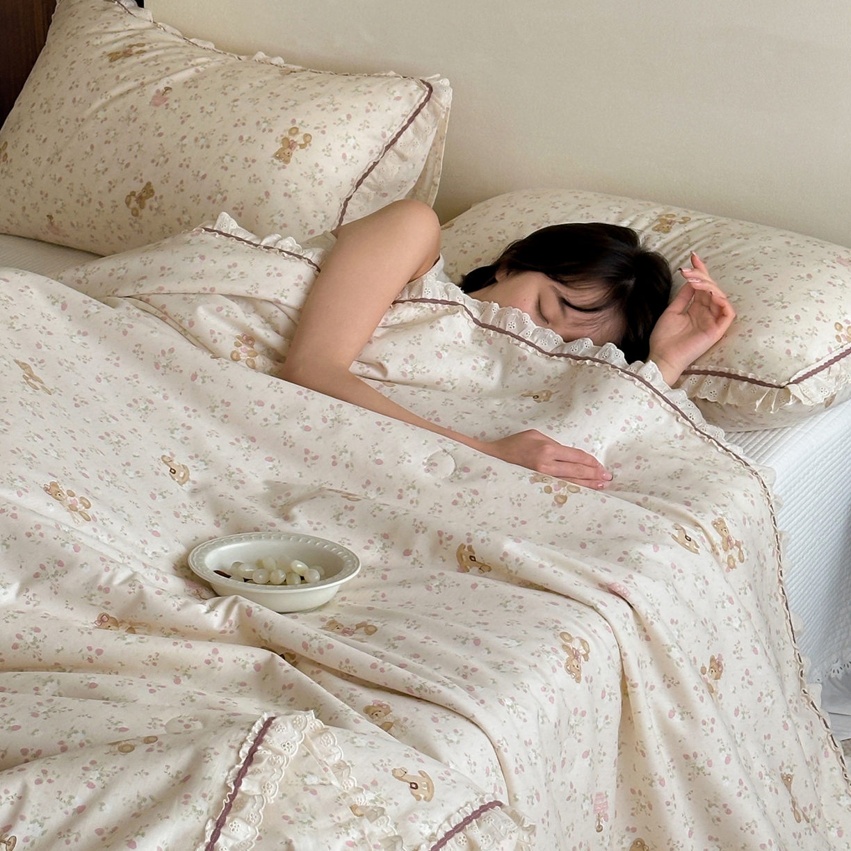 91家纺网 家纺一手货源 找家纺 一加一 2026新款全棉活性印花立体花边大豆夏被夏凉被空调被四件套 杏仁小熊仔