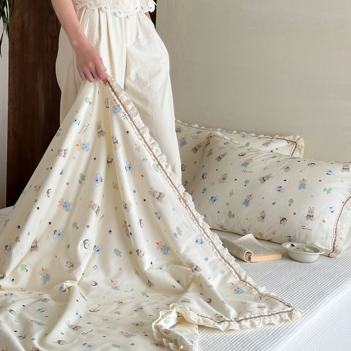 91家纺网 家纺一手货源 找家纺 一加一 2026新款全棉活性印花立体花边大豆夏被夏凉被空调被四件套 小镇漫游记