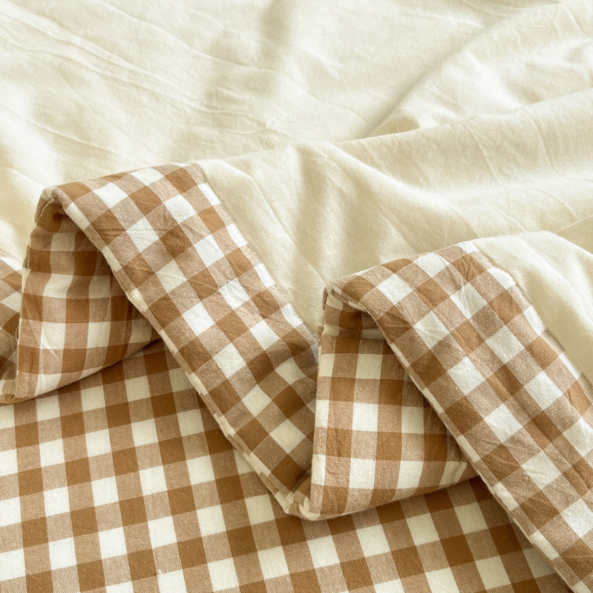 91家纺网 家纺一手货源 找家纺 一加一 2026新款全棉色织水洗棉毛巾绣大豆夏被夏凉被空调被四件套-闲趣小熊 闲趣小熊-格小米