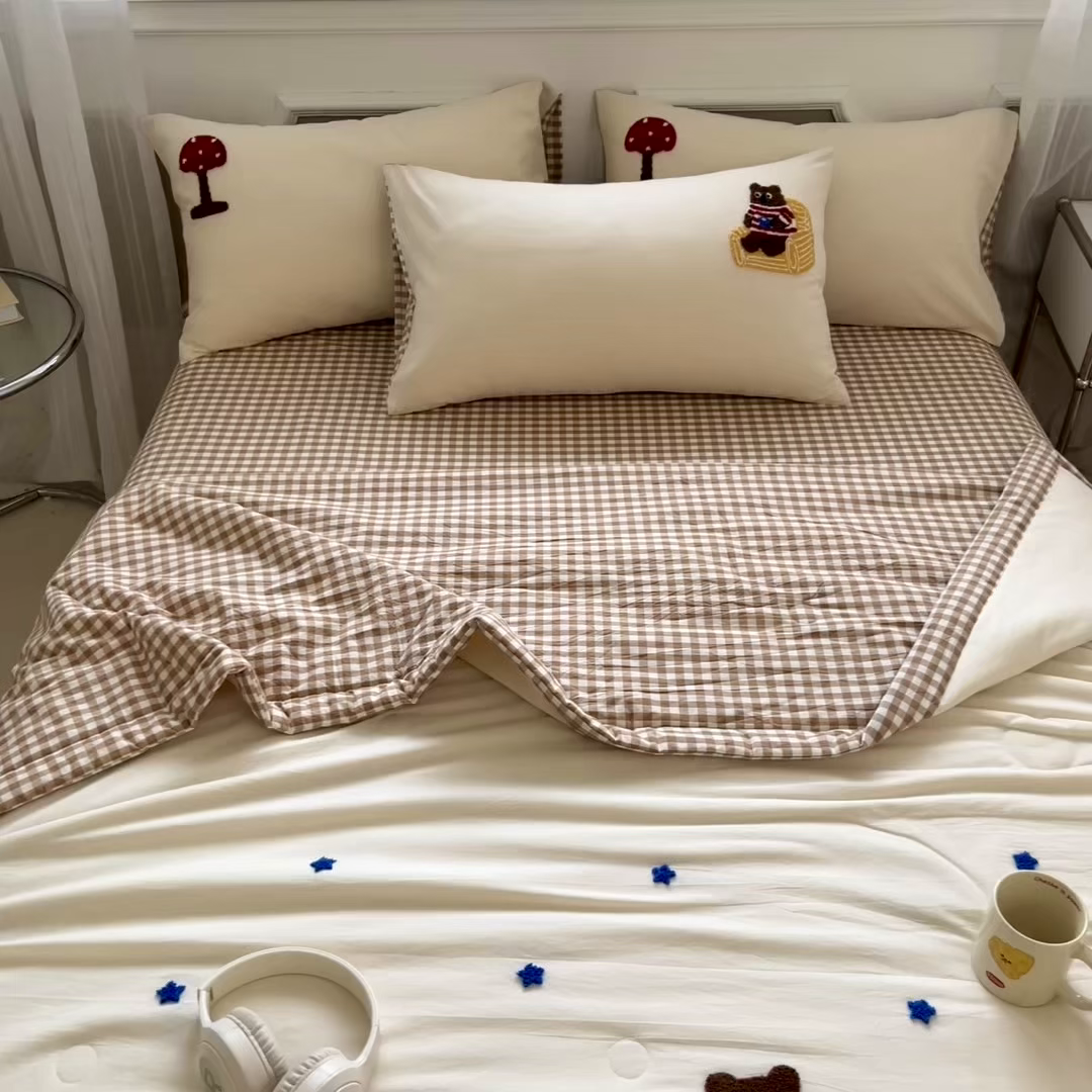 91家纺网 家纺一手货源 找家纺 一加一 2026新款全棉色织水洗棉毛巾绣大豆夏被夏凉被空调被四件套-闲趣小熊 闲趣小熊-格小米