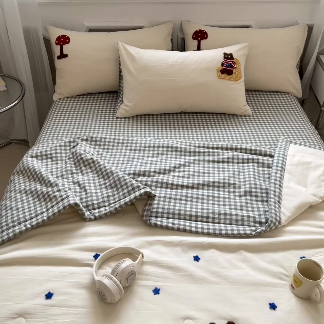 91家纺网 家纺一手货源 找家纺 一加一 2026新款全棉色织水洗棉毛巾绣大豆夏被夏凉被空调被四件套-闲趣小熊 闲趣小熊-格小绿