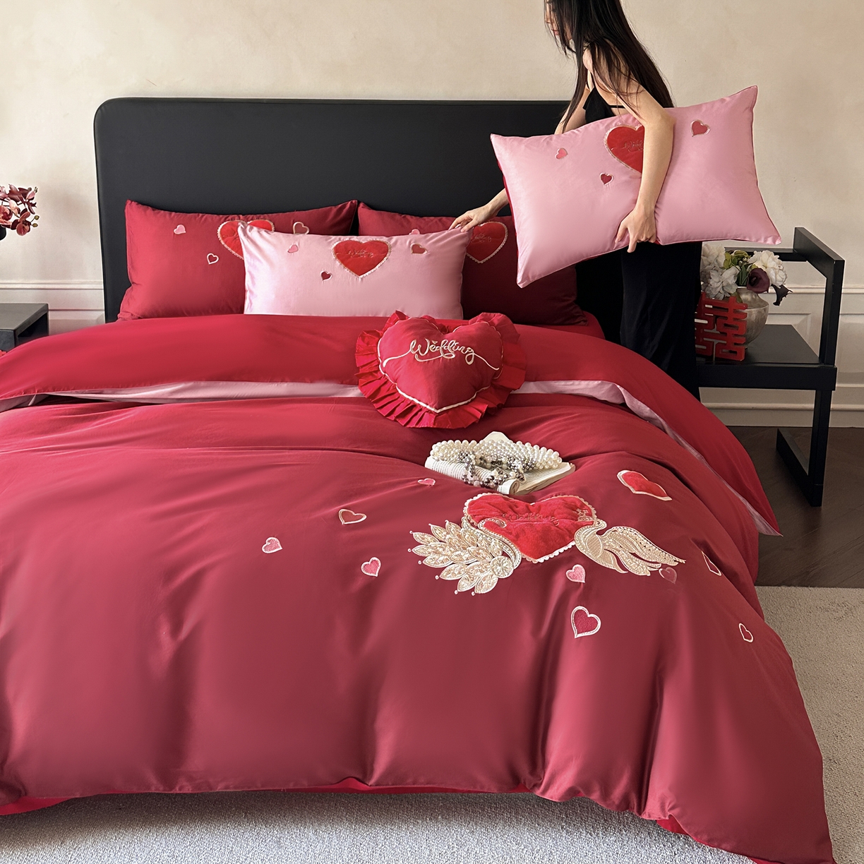 91家纺网 家纺一手货源 找家纺 （总）置顶家纺 2026春夏新款爱神之心婚庆数码印花刺绣四件套（下单送爱心抱枕一只）