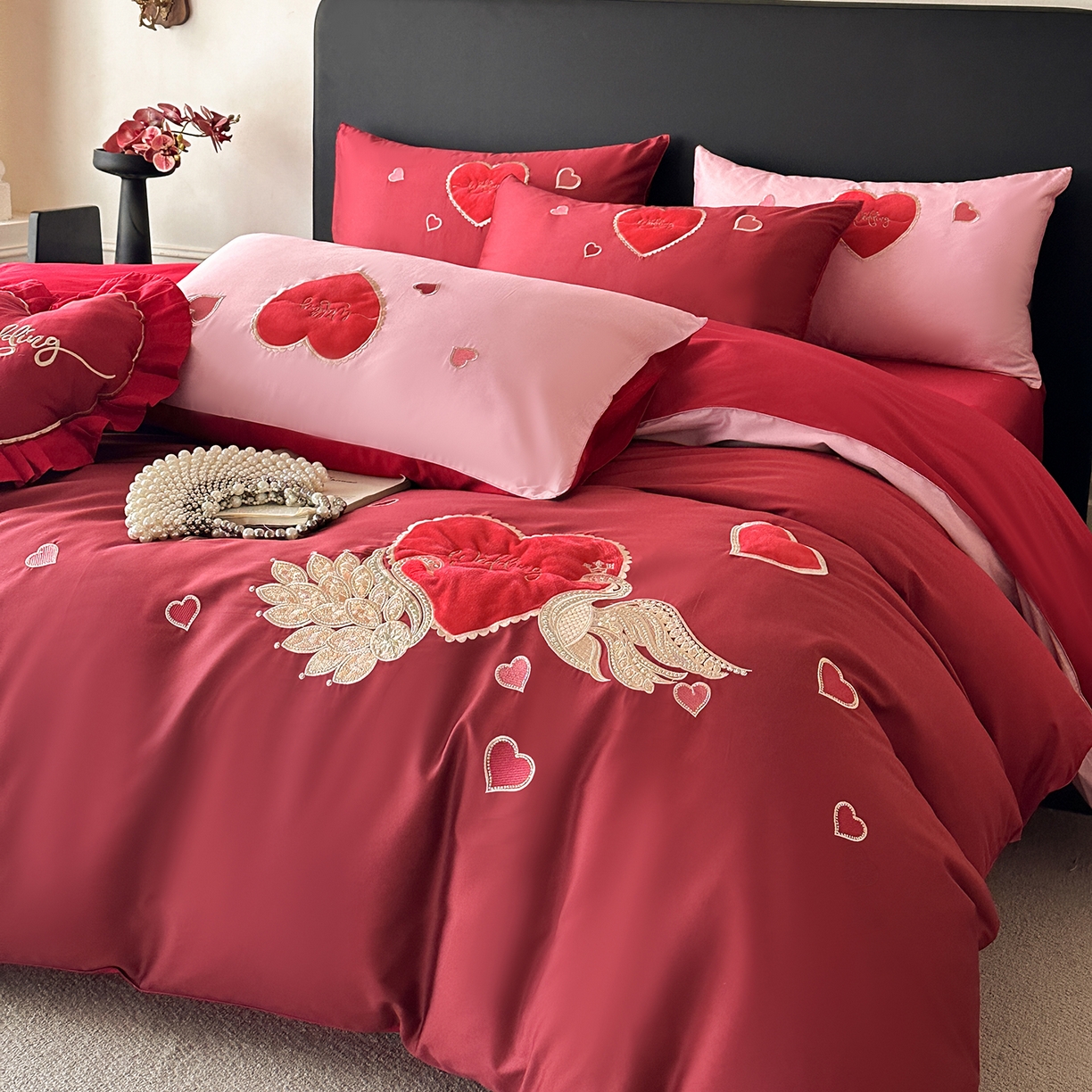 91家纺网 家纺一手货源 找家纺 （总）置顶家纺 2026春夏新款爱神之心婚庆数码印花刺绣四件套（下单送爱心抱枕一只）