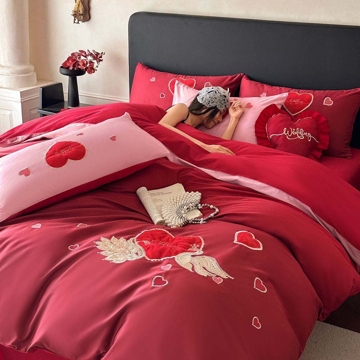 91家纺网 家纺一手货源 找家纺 （总）置顶家纺 2026春夏新款爱神之心婚庆数码印花刺绣四件套（下单送爱心抱枕一只）