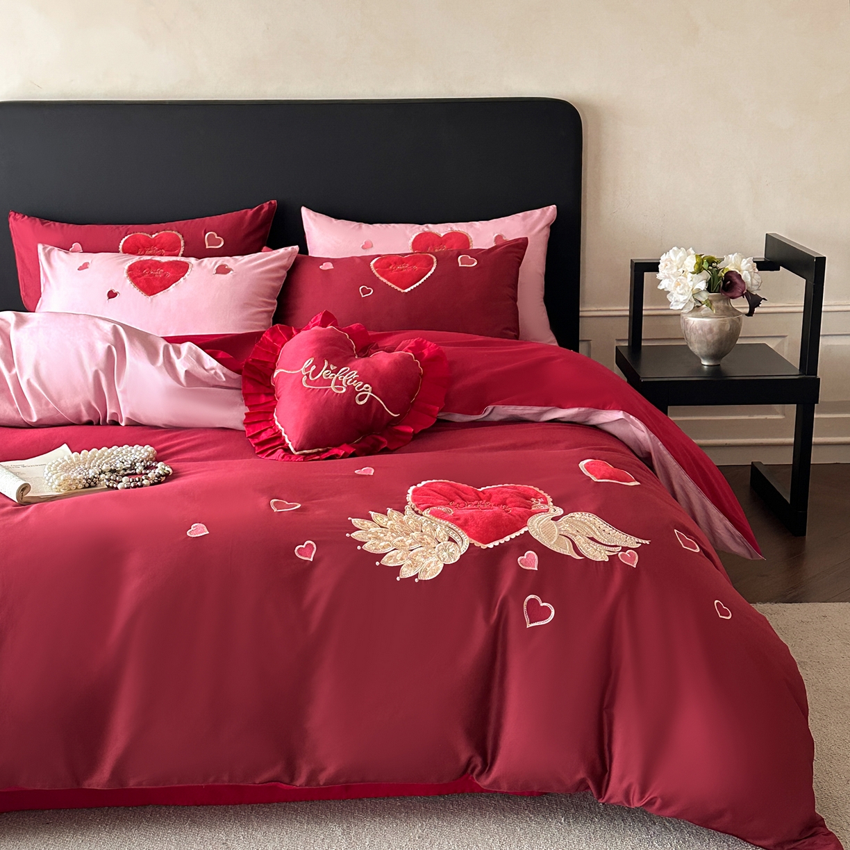 91家纺网 家纺一手货源 找家纺 （总）置顶家纺 2026春夏新款爱神之心婚庆数码印花刺绣四件套（下单送爱心抱枕一只）