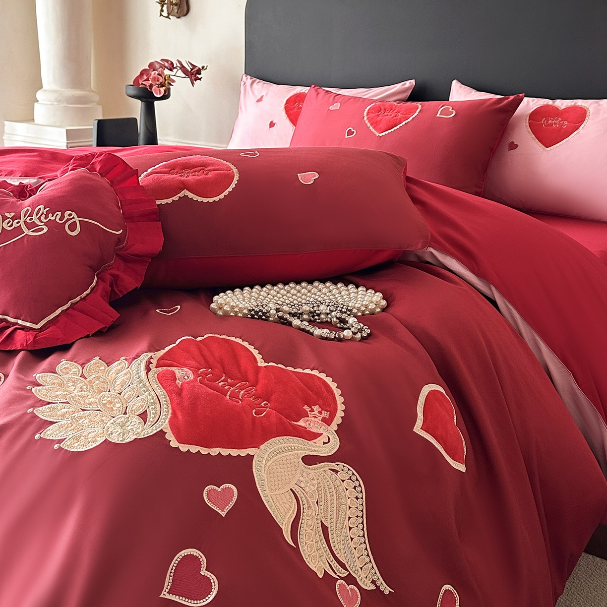 91家纺网 家纺一手货源 找家纺 （总）置顶家纺 2026春夏新款爱神之心婚庆数码印花刺绣四件套（下单送爱心抱枕一只）