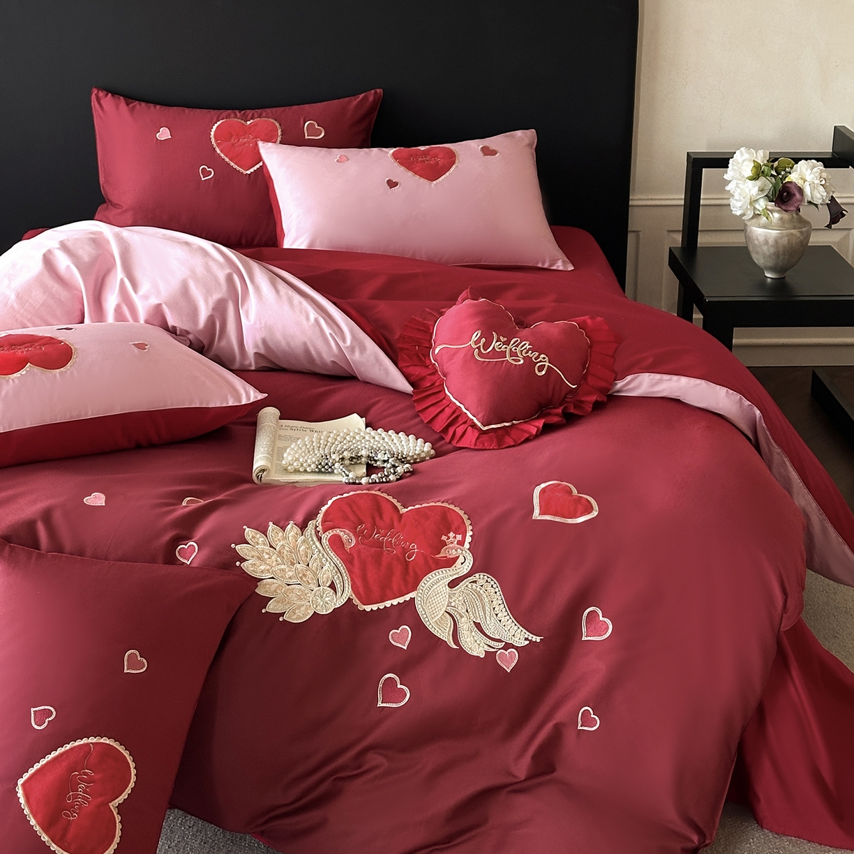 91家纺网 家纺一手货源 找家纺 （总）置顶家纺 2026春夏新款爱神之心婚庆数码印花刺绣四件套（下单送爱心抱枕一只）