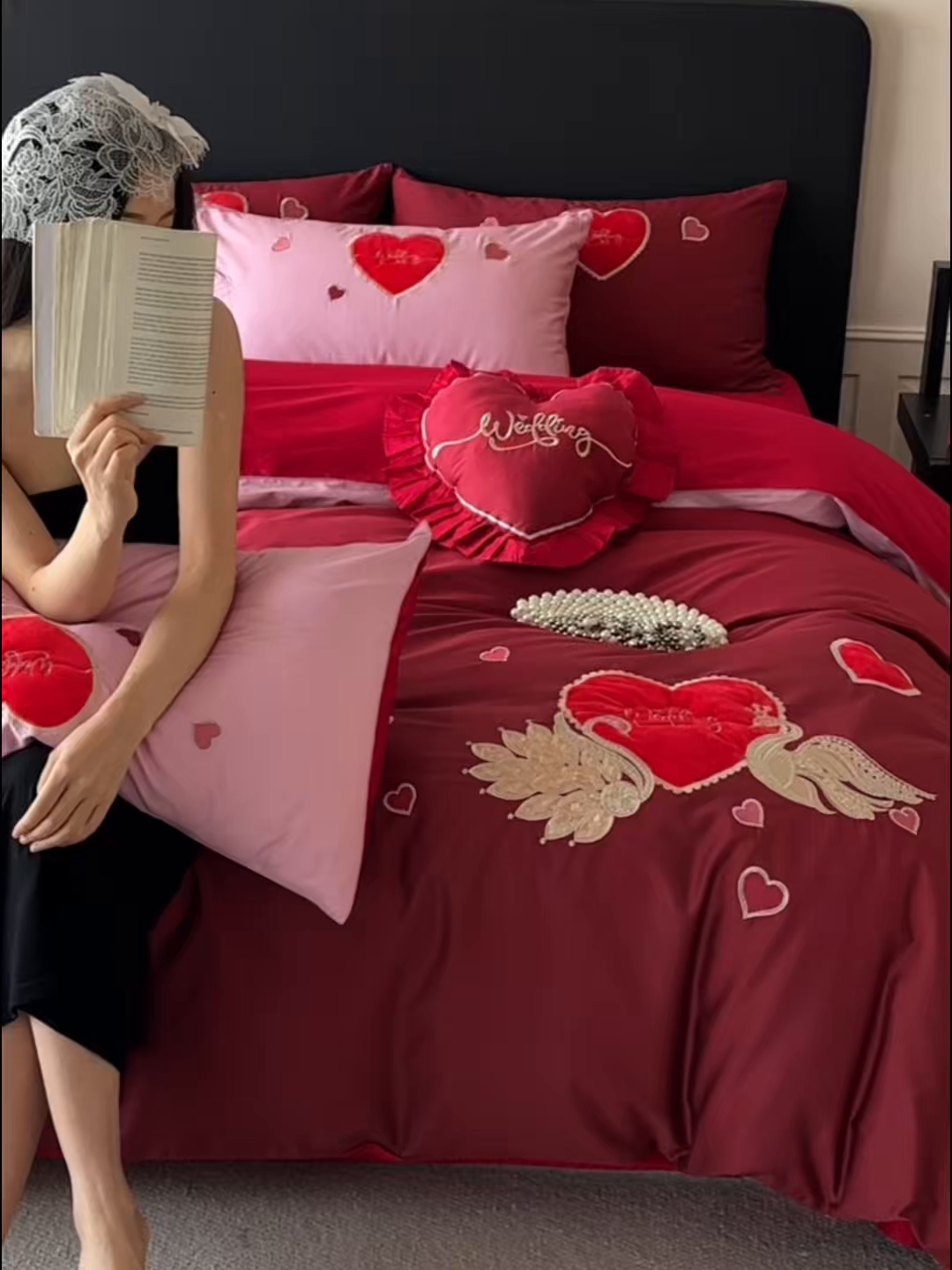 91家纺网 家纺一手货源 找家纺 （总）置顶家纺 2026春夏新款爱神之心婚庆数码印花刺绣四件套（下单送爱心抱枕一只）