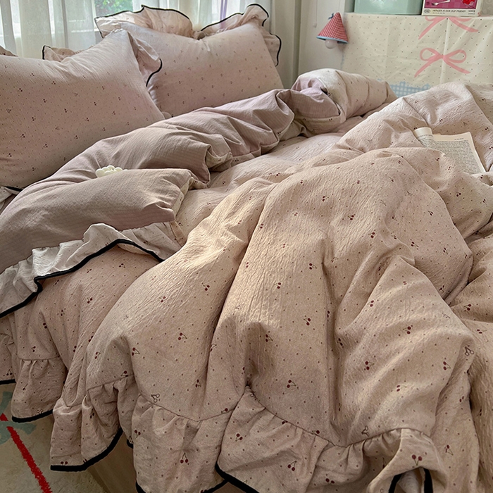 91家纺网 家纺一手货源 找家纺 睡美美家纺 2026新款皱皱纱肤感花边四件套 摩卡樱桃