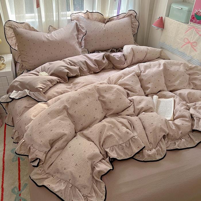 91家纺网 家纺一手货源 找家纺 睡美美家纺 2026新款皱皱纱肤感花边四件套 摩卡樱桃