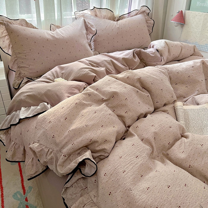 91家纺网 家纺一手货源 找家纺 睡美美家纺 2026新款皱皱纱肤感花边四件套 摩卡樱桃