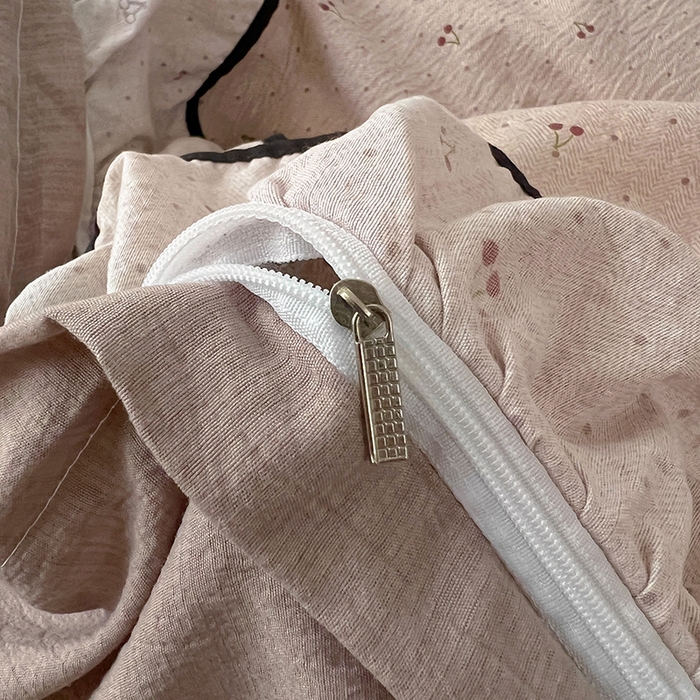 91家纺网 家纺一手货源 找家纺 睡美美家纺 2026新款皱皱纱肤感花边四件套 摩卡樱桃