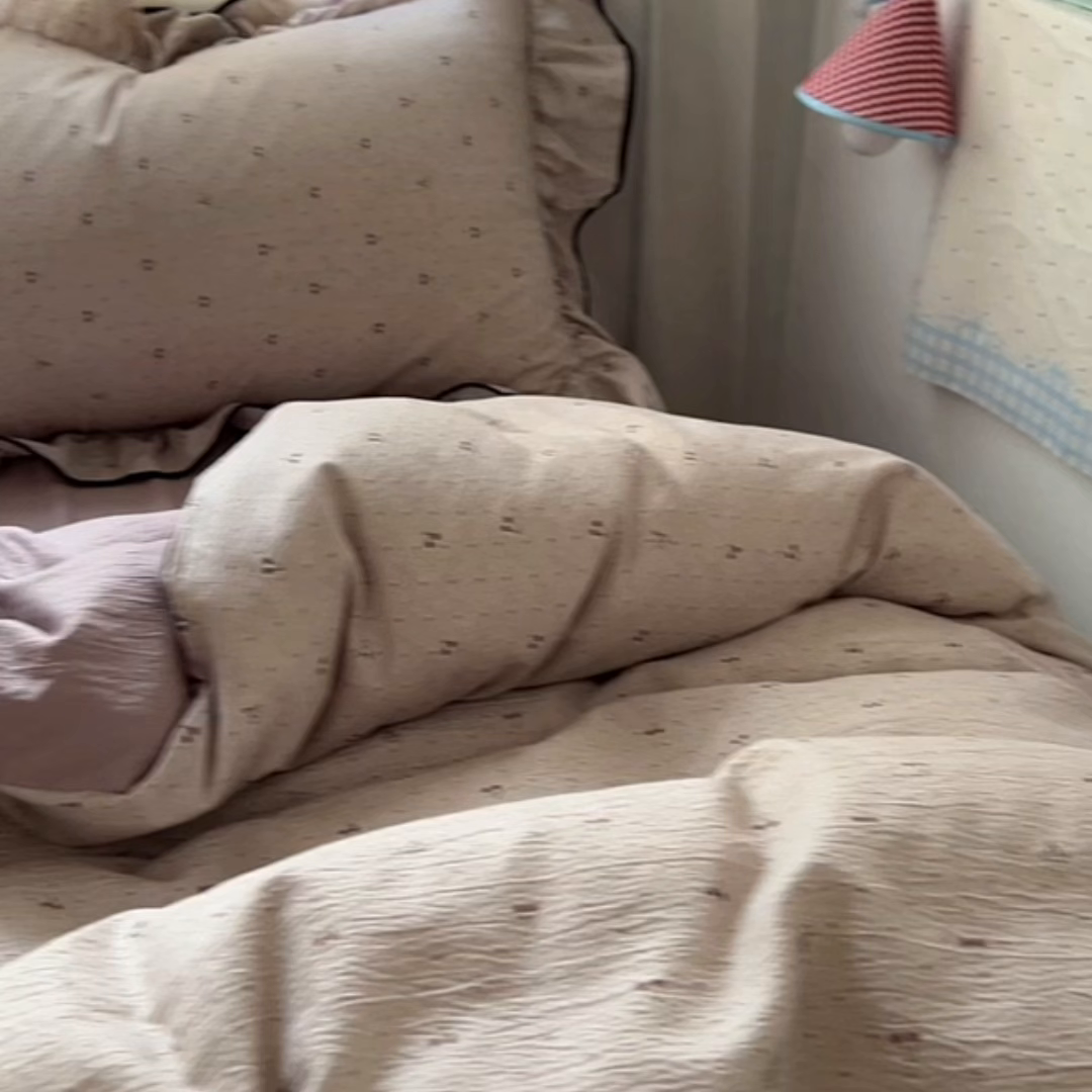 91家纺网 家纺一手货源 找家纺 睡美美家纺 2026新款皱皱纱肤感花边四件套 摩卡樱桃