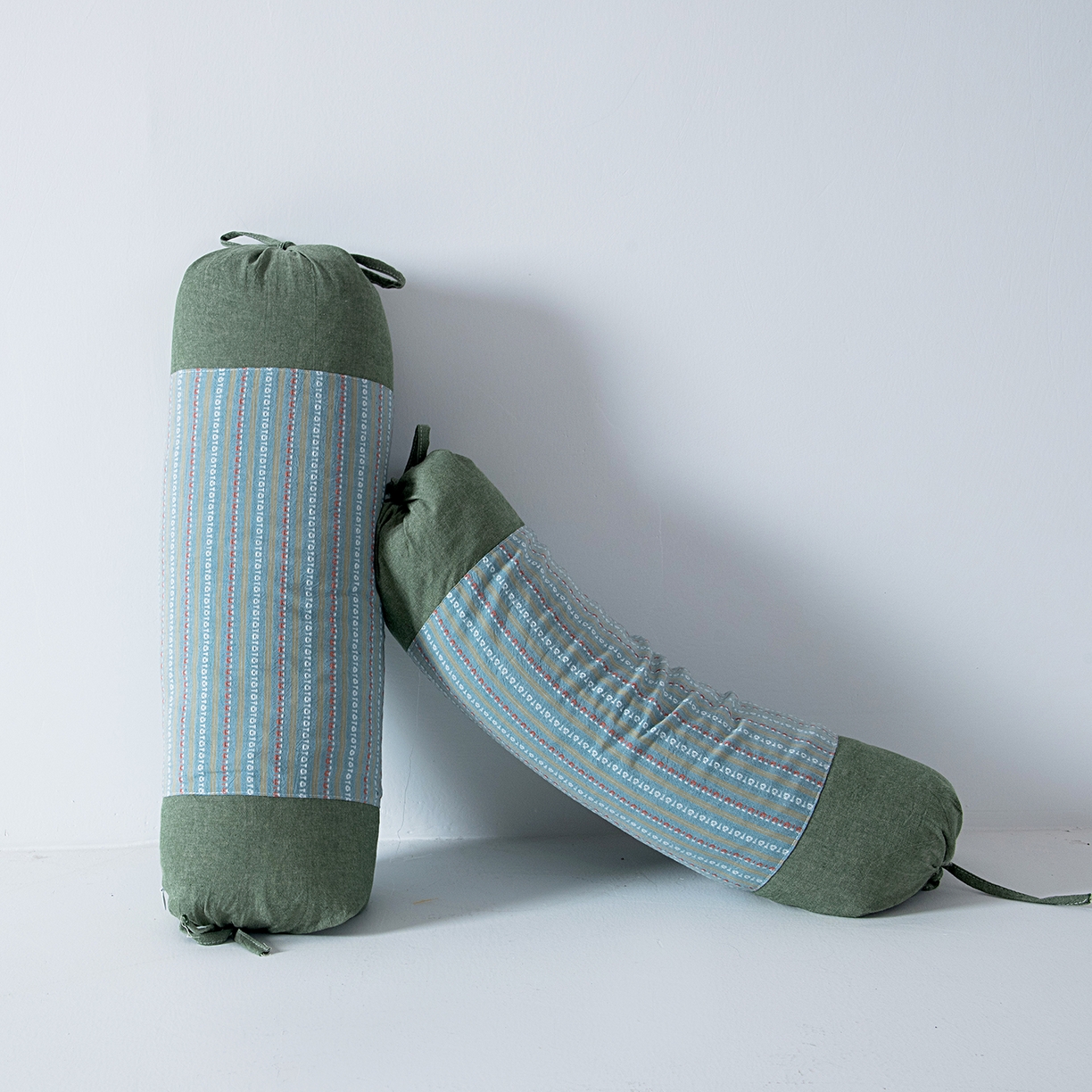 91家纺网 家纺一手货源 找家纺 莉迪娅 2026新款全棉立体条纹荞麦糖果枕枕头枕芯 糖果枕-绿灰