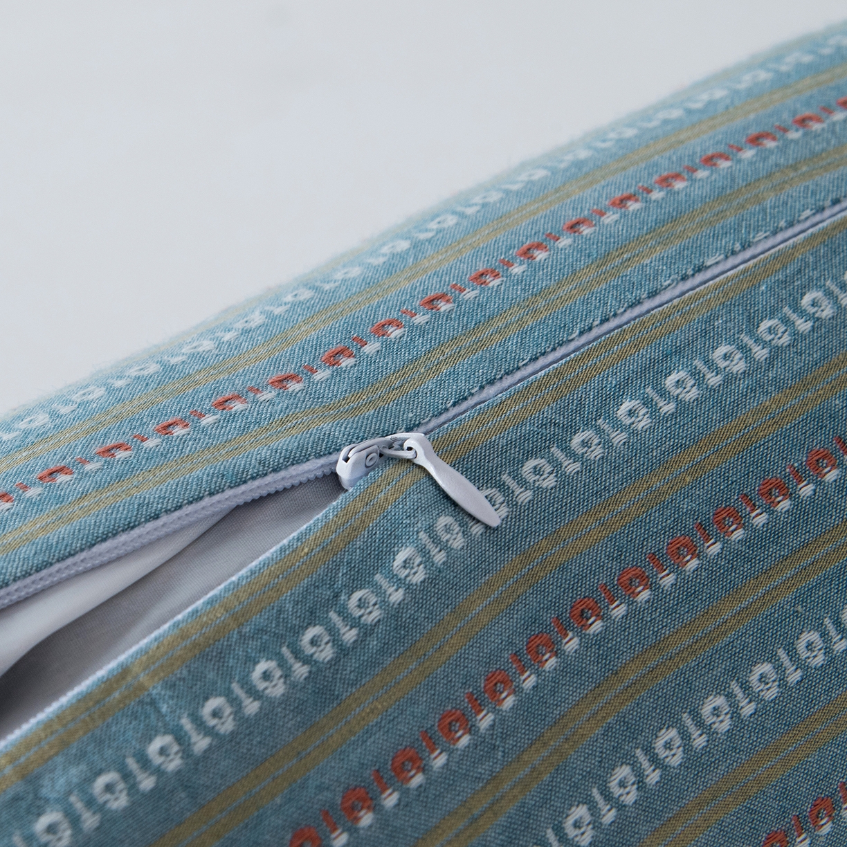 91家纺网 家纺一手货源 找家纺 莉迪娅 2026新款全棉立体条纹荞麦糖果枕枕头枕芯 糖果枕-绿灰