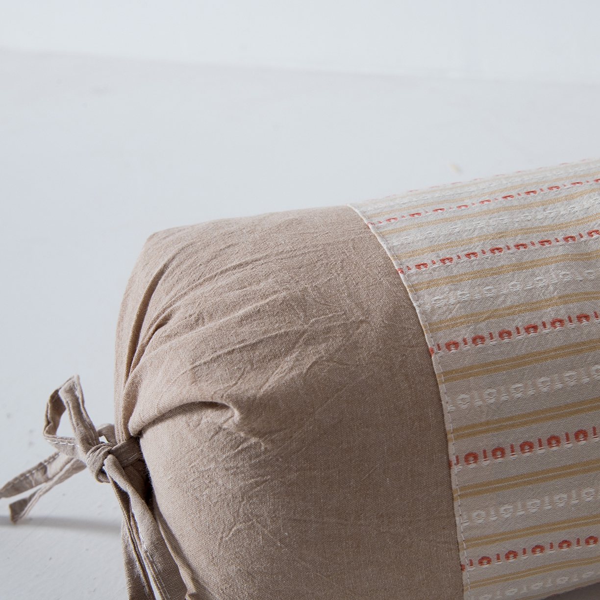 91家纺网 家纺一手货源 找家纺 莉迪娅 2026新款全棉立体条纹荞麦糖果枕枕头枕芯 糖果枕-粉