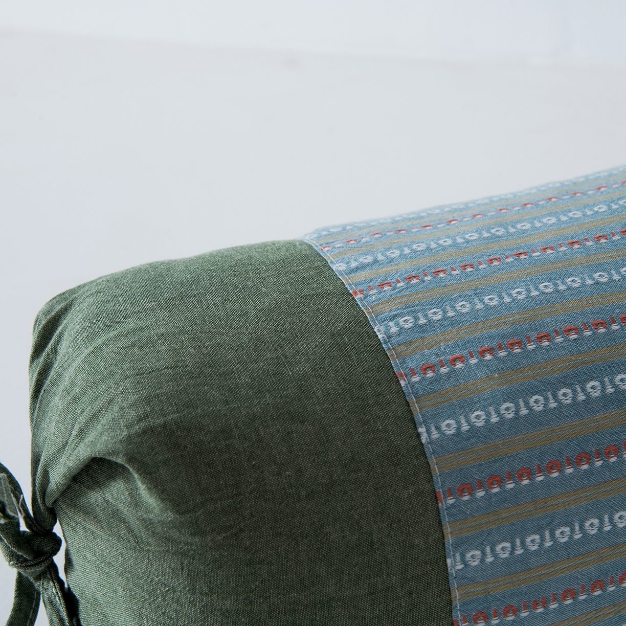 91家纺网 家纺一手货源 找家纺 莉迪娅 2026新款全棉立体条纹荞麦糖果枕枕头枕芯 糖果枕-绿灰