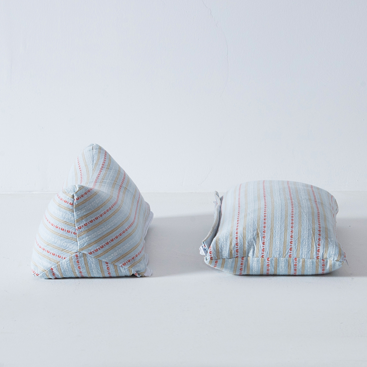 91家纺网 家纺一手货源 找家纺 莉迪娅 2026新款三角牵引组合荞麦枕枕头枕芯 三角枕-灰