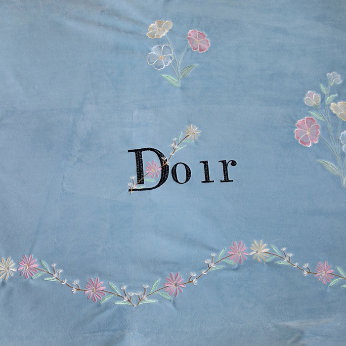 91家纺网 家纺一手货源 找家纺 莉迪娅 2026新款宝宝绒绣花床盖四件套婴儿绒纯色牛奶绒-Do系列 Do-天蓝