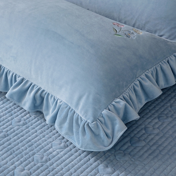 91家纺网 家纺一手货源 找家纺 莉迪娅 2026新款宝宝绒绣花床盖四件套婴儿绒纯色牛奶绒-Do系列 Do-天蓝