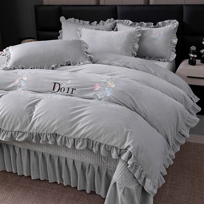 91家纺网 家纺一手货源 找家纺 莉迪娅 2026新款宝宝绒绣花床盖四件套婴儿绒纯色牛奶绒-Do系列 Do-银灰