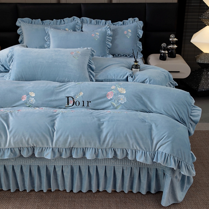 91家纺网 家纺一手货源 找家纺 莉迪娅 2026新款宝宝绒绣花床盖四件套婴儿绒纯色牛奶绒-Do系列 Do-天蓝