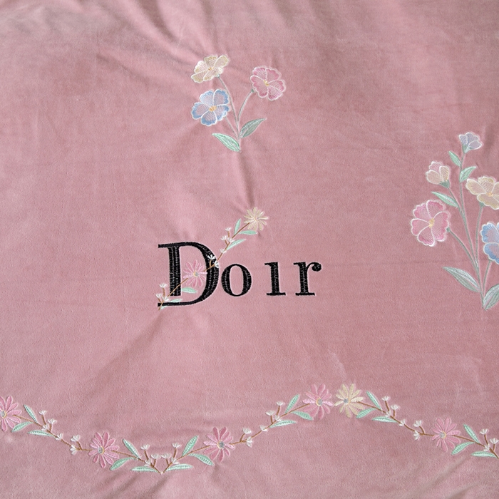 91家纺网 家纺一手货源 找家纺 莉迪娅 2026新款宝宝绒绣花床盖四件套婴儿绒纯色牛奶绒-Do系列 Do-豆沙