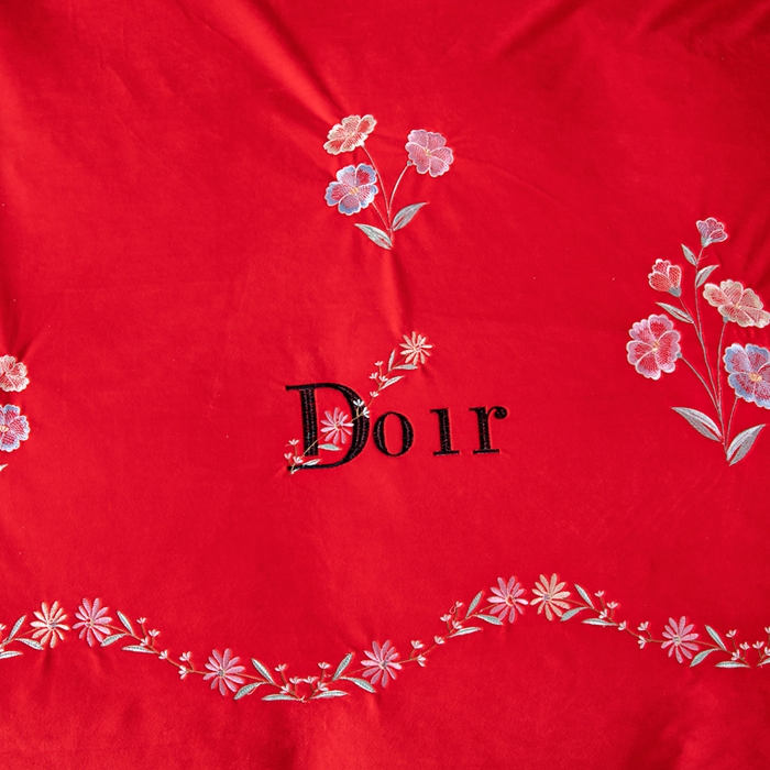 91家纺网 家纺一手货源 找家纺 莉迪娅 2026新款宝宝绒绣花床盖四件套婴儿绒纯色牛奶绒-Do系列 Do-大红