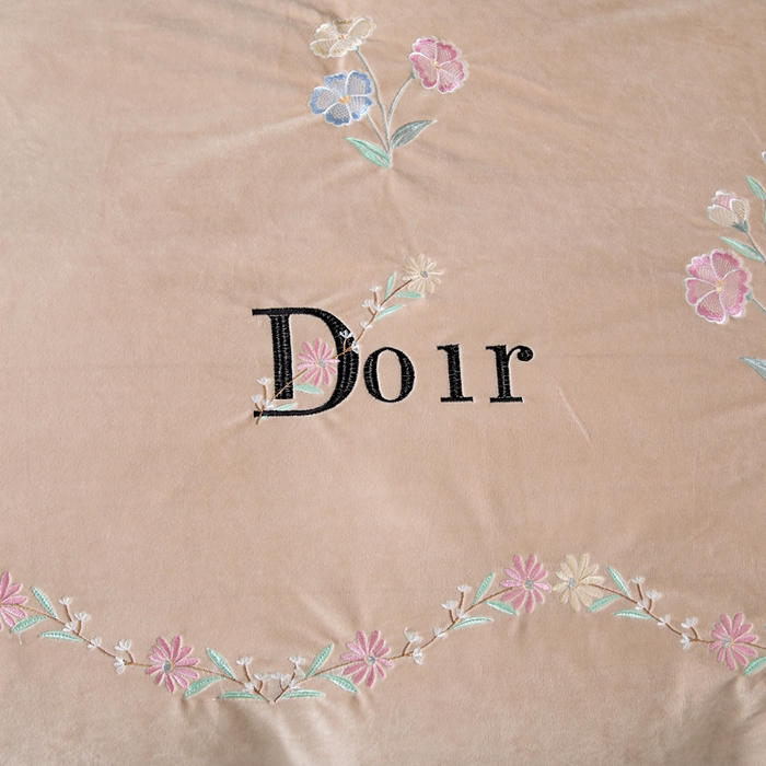 91家纺网 家纺一手货源 找家纺 莉迪娅 2026新款宝宝绒绣花床盖四件套婴儿绒纯色牛奶绒-Do系列 Do-香槟