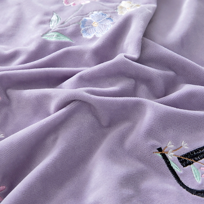 91家纺网 家纺一手货源 找家纺 莉迪娅 2026新款宝宝绒绣花床盖四件套婴儿绒纯色牛奶绒-Do系列 Do-香芋紫