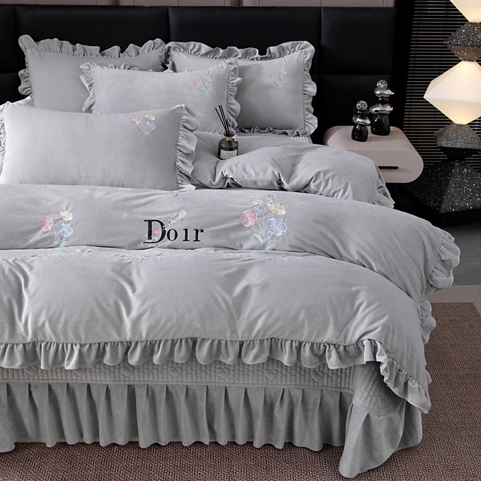 91家纺网 家纺一手货源 找家纺 莉迪娅 2026新款宝宝绒绣花床盖四件套婴儿绒纯色牛奶绒-Do系列 Do-银灰