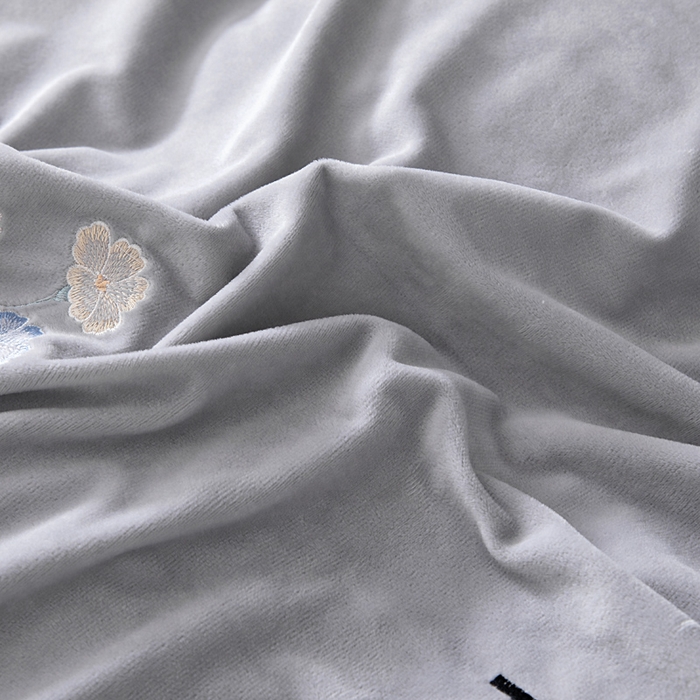 91家纺网 家纺一手货源 找家纺 莉迪娅 2026新款宝宝绒绣花床盖四件套婴儿绒纯色牛奶绒-Do系列 Do-银灰