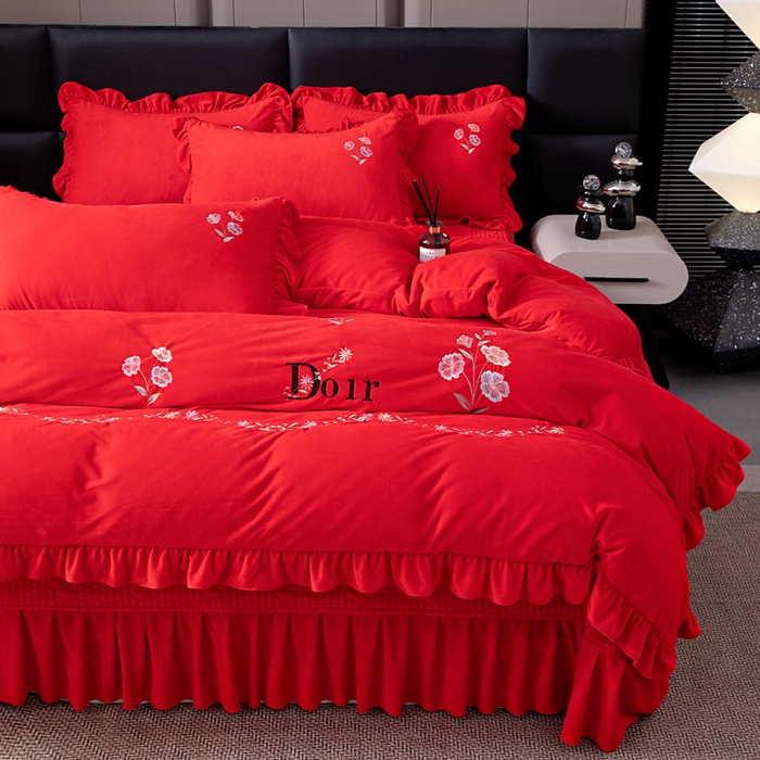 91家纺网 家纺一手货源 找家纺 莉迪娅 2026新款宝宝绒绣花床盖四件套婴儿绒纯色牛奶绒-Do系列 Do-大红