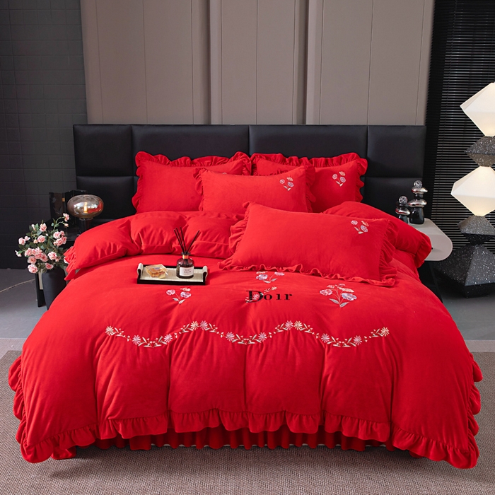91家纺网 家纺一手货源 找家纺 莉迪娅 2026新款宝宝绒绣花床盖四件套婴儿绒纯色牛奶绒-Do系列 Do-大红
