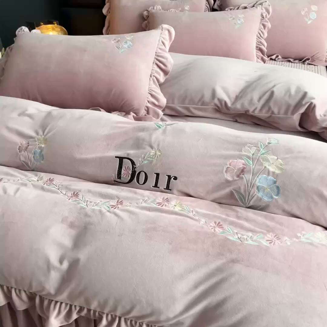 91家纺网 家纺一手货源 找家纺 莉迪娅 2026新款宝宝绒绣花床盖四件套婴儿绒纯色牛奶绒-Do系列 Do-豆沙