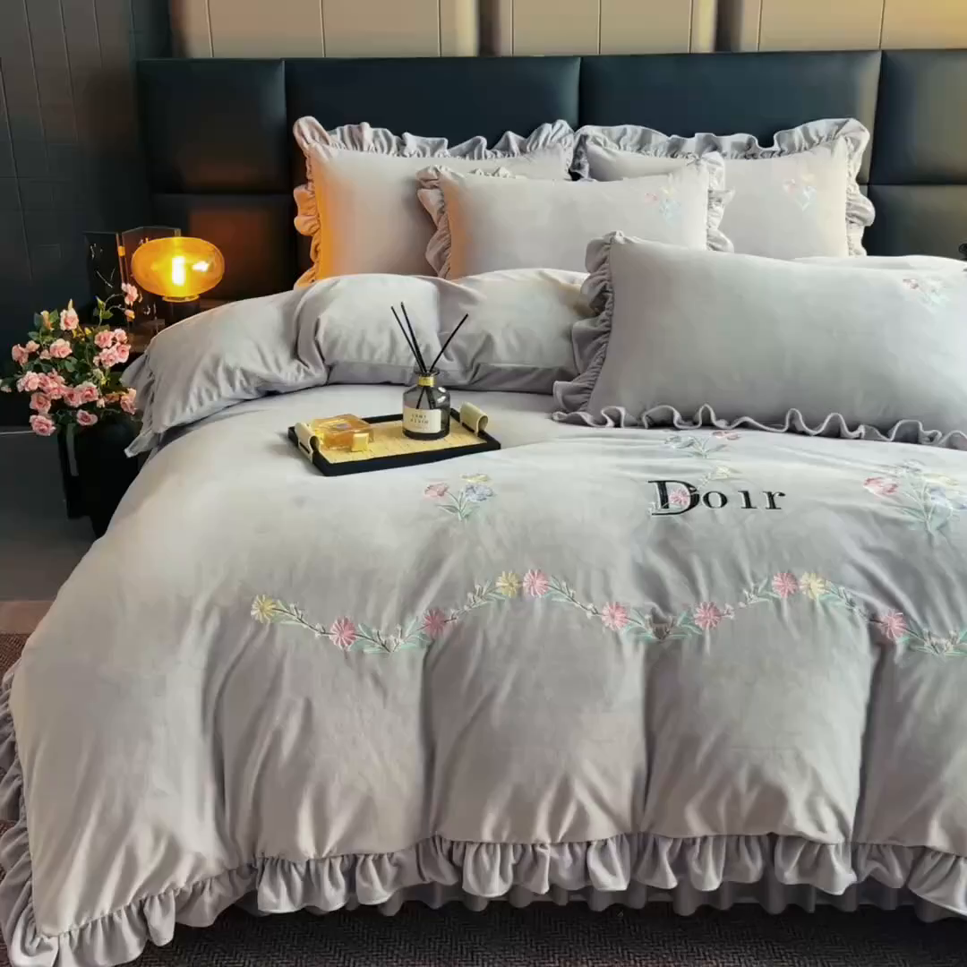 91家纺网 家纺一手货源 找家纺 莉迪娅 2026新款宝宝绒绣花床盖四件套婴儿绒纯色牛奶绒-Do系列 Do-银灰