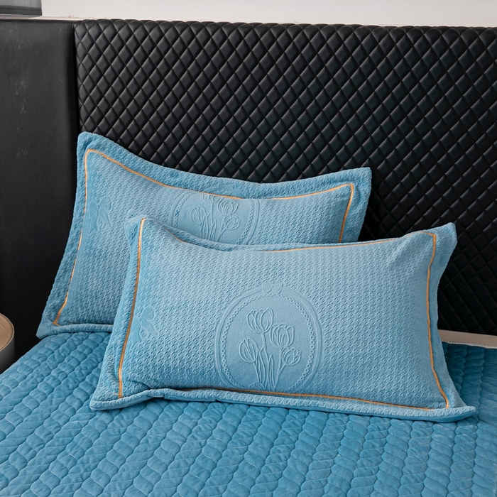 91家纺网 家纺一手货源 找家纺 莉迪娅 2026新款立体雕花牛奶绒床盖四件套-轻奢花语 轻奢花语-蓝色