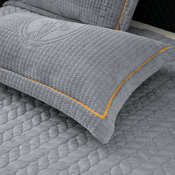 91家纺网 家纺一手货源 找家纺 莉迪娅 2026新款立体雕花牛奶绒床盖四件套-轻奢花语 轻奢花语-深灰