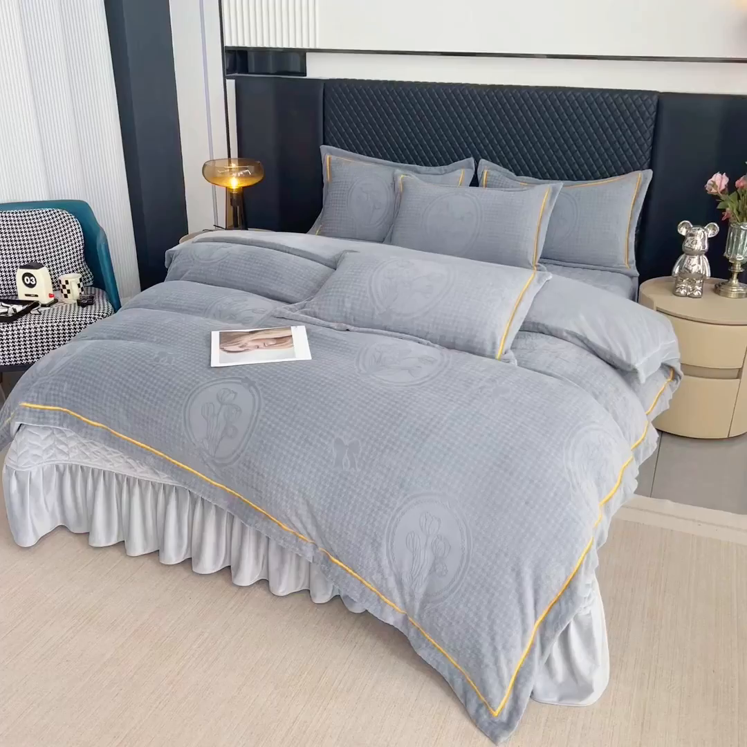 91家纺网 家纺一手货源 找家纺 莉迪娅 2026新款立体雕花牛奶绒床盖四件套-轻奢花语 轻奢花语-深灰