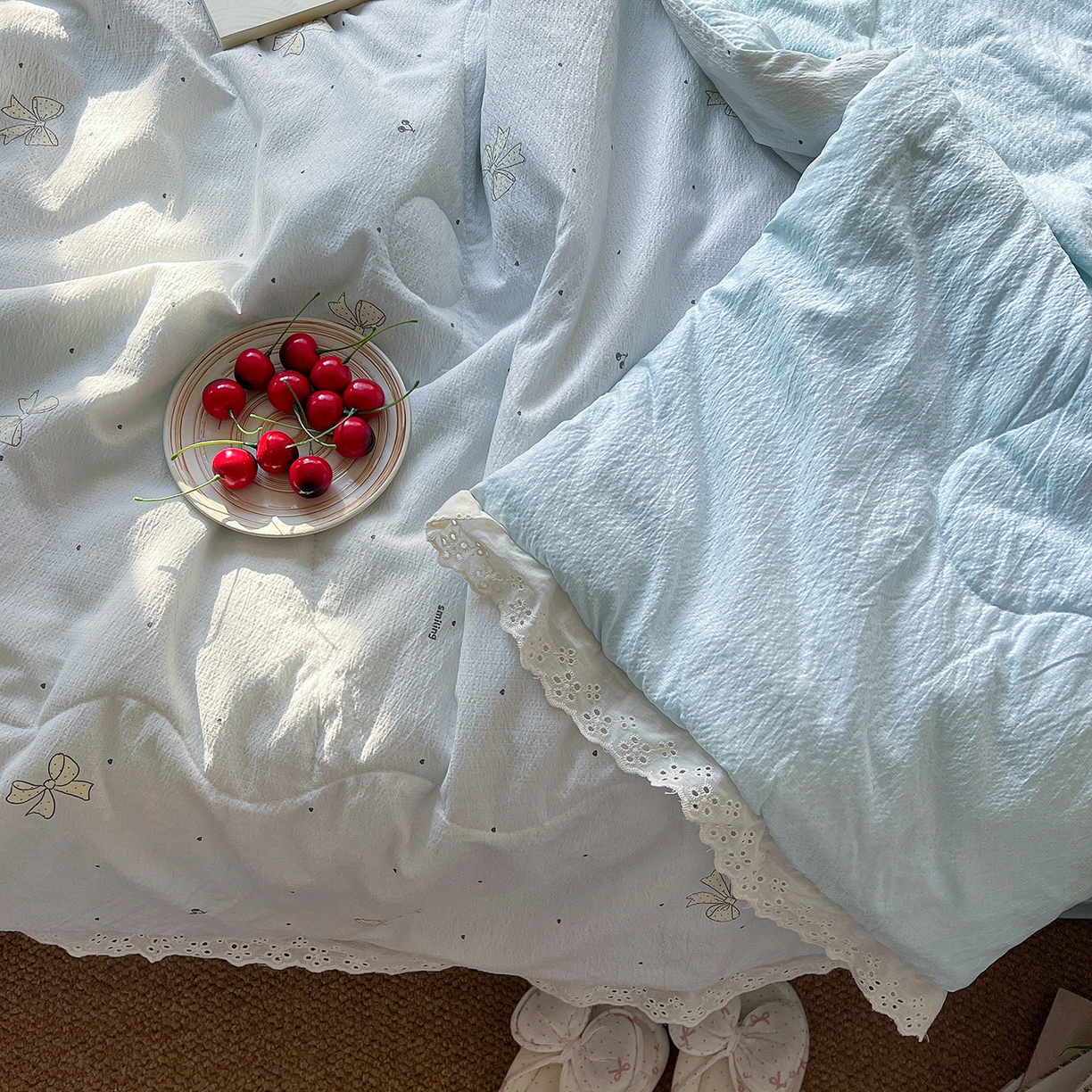 91家纺网 家纺一手货源 找家纺 瑞禾家纺 2026新款彩色花边木棉皱皱纱夏被四件套 初心蓝