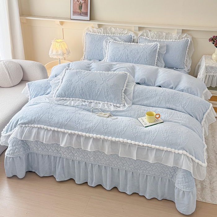 91家纺网 家纺一手货源 找家纺 （总）莉迪娅 2026新款230克全消光立体雕花牛奶绒夹棉床盖四件套法式大花边兔毛绒毛球加棉加厚保暖三四件套-唯爱