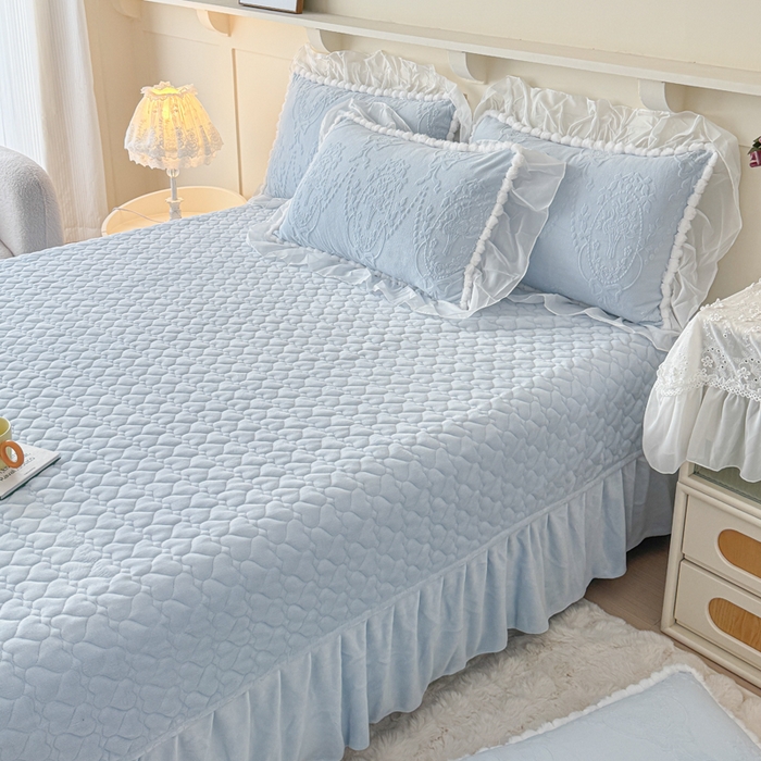 91家纺网 家纺一手货源 找家纺 （总）莉迪娅 2026新款230克全消光立体雕花牛奶绒夹棉床盖四件套法式大花边兔毛绒毛球加棉加厚保暖三四件套-唯爱